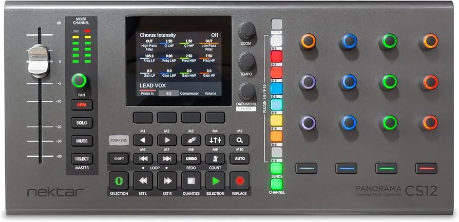 Este es un panel de control de audio profesional con varios botones y controles.