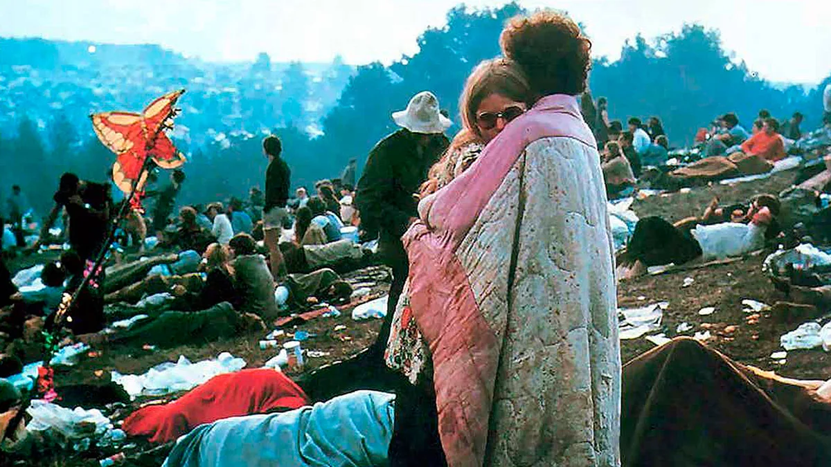 Esta imagen es una portada del álbum "Woodstock" que incluye música de la original soundtrack y más.