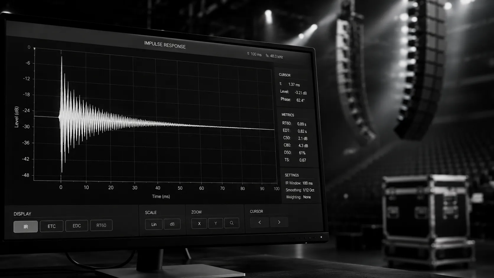 La imagen muestra un monitor de computadora con un gráfico de impulso de respuesta en una sala de sonido.