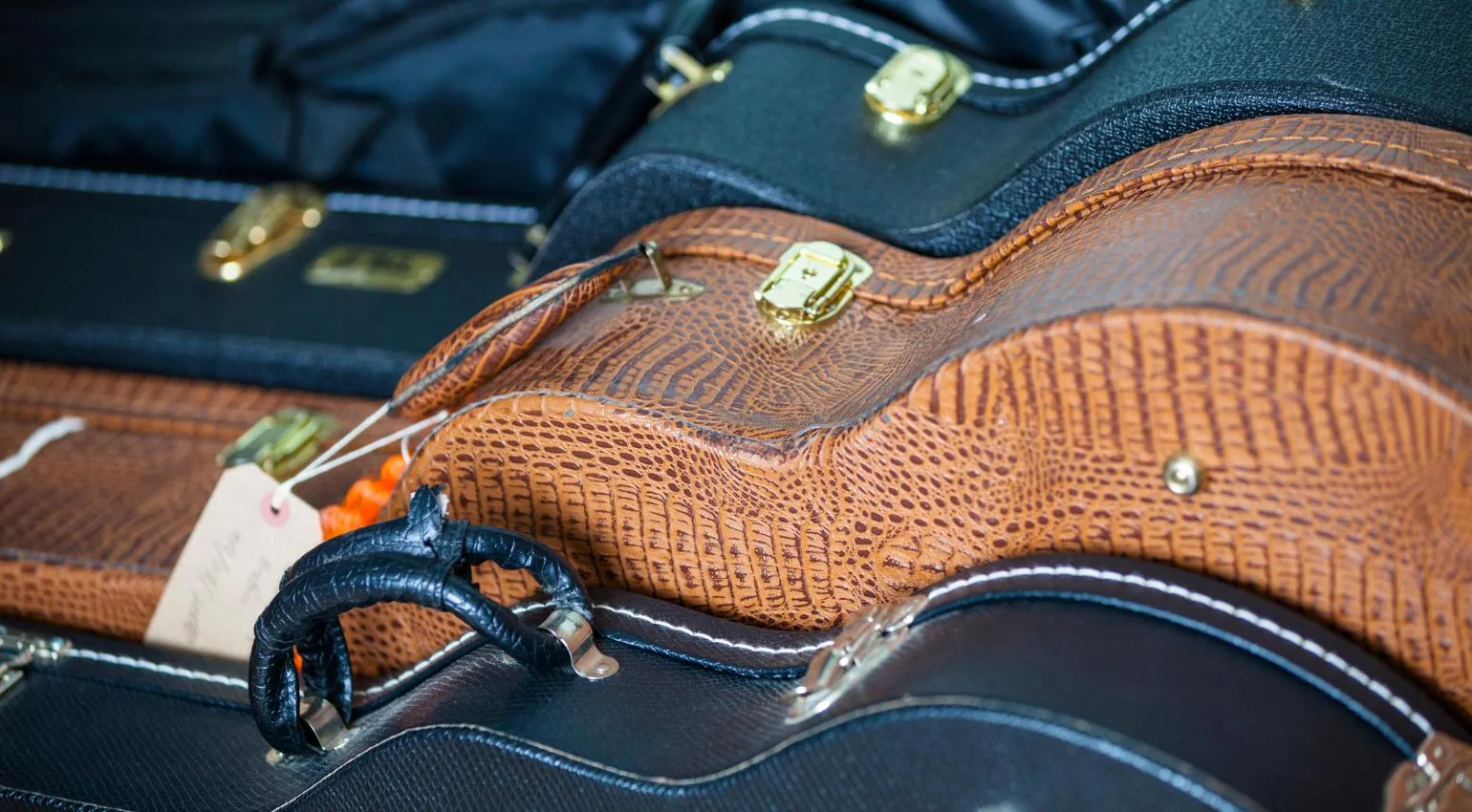 Fundas de guitarra: ¿blanda o rígida? Guía para elegir bien