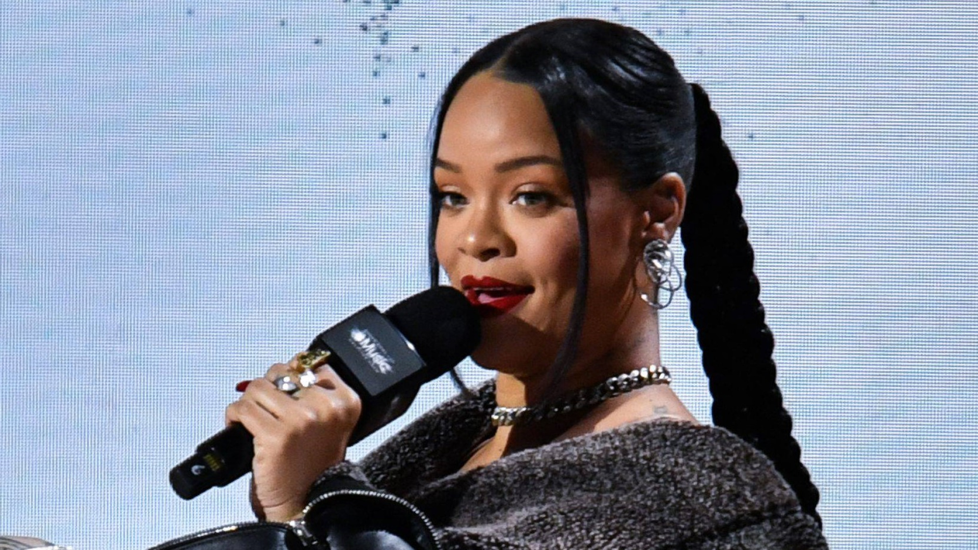 Rihanna desconcierta a sus seguidores con su último movimiento en plena expectación por su regreso