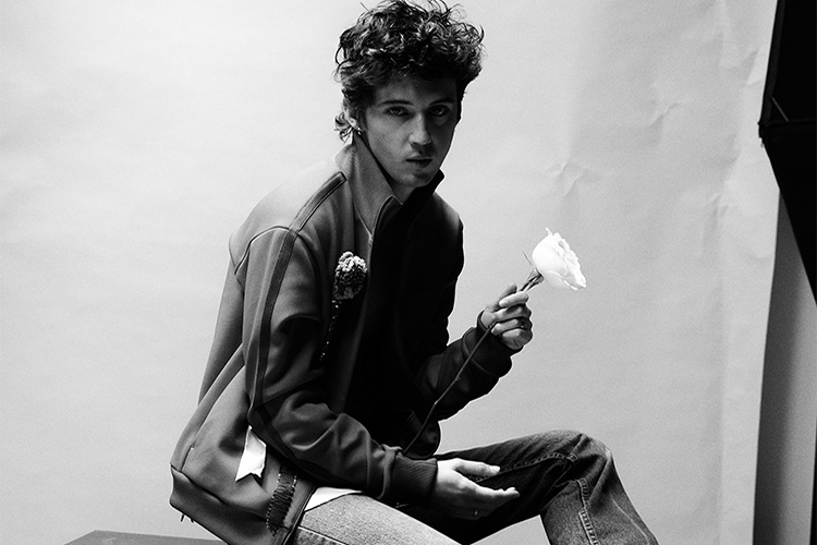 Troye Sivan desvela su cuarto álbum con el single 'She's The Best'