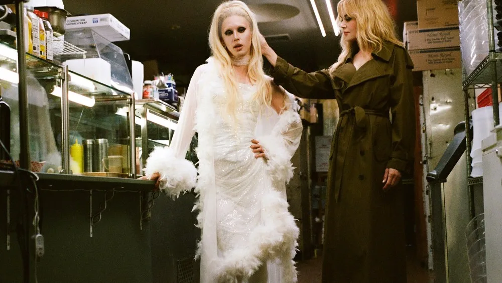 Troye Sivan lleva a Nicole Kidman a la discoteca en el videoclip de 'She's the Best'